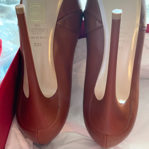 Valentino Garavani Ruspoli Camel pumps - Picture 6 of 8